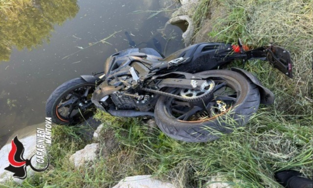 Motociclista 18enne finisce fuori strada: accompagnato in ospedale in elisoccorso