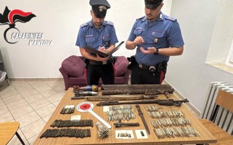 Arsenale abusivo in casa: quarantatreenne deferito all’autorità giudiziaria