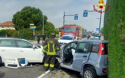 Schianto frontale a Goito: due feriti estratti dalle lamiere sulla SP236