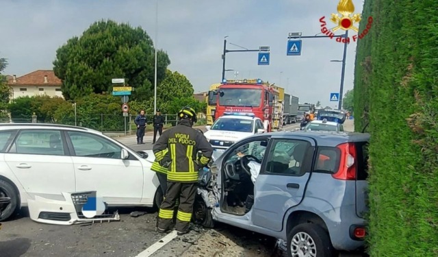 Schianto frontale a Goito: due feriti estratti dalle lamiere, 51enne in ospedale in elisoccorso