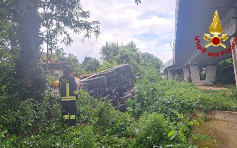 Autogrù precipita dal viadotto: volo di 20 metri nel giardino di un’abitazione