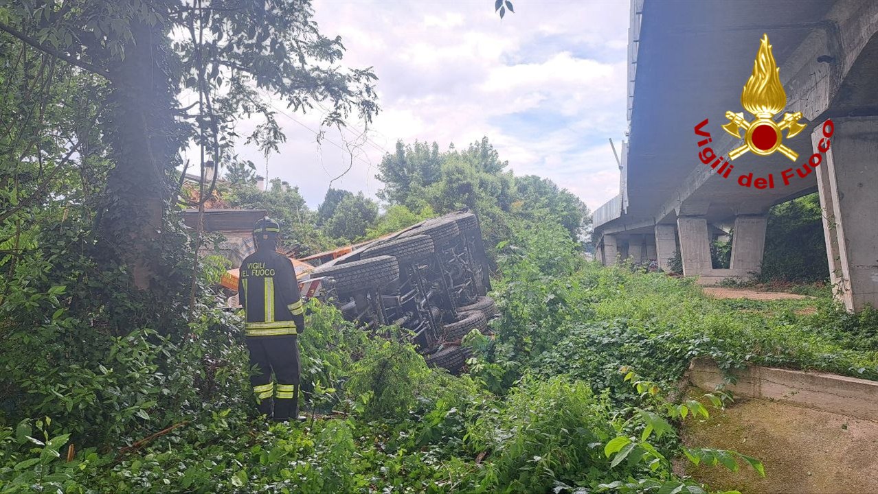 Autogrù precipita dal viadotto: volo di 20 metri nel giardino di un’abitazione