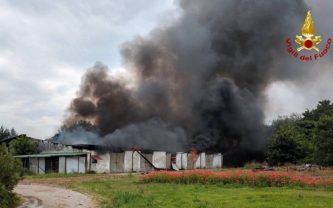 Incendio a Gazoldo degli Ippoliti: brucia un capannone a Corte Loghino