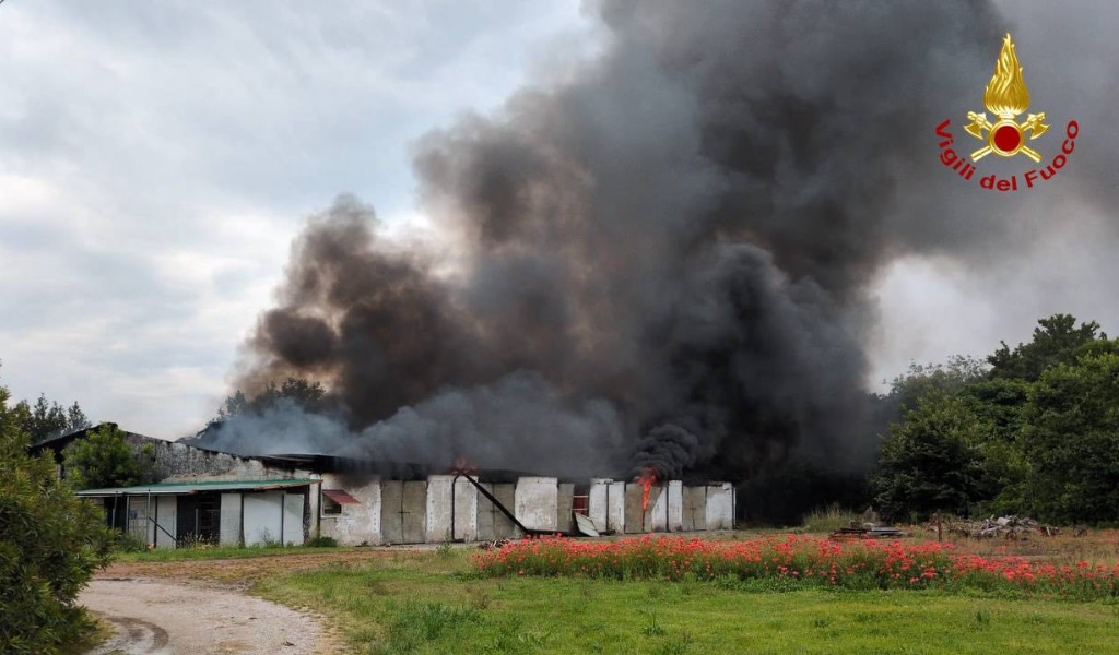Incendio a Gazoldo degli Ippoliti: brucia un capannone a Corte Loghino