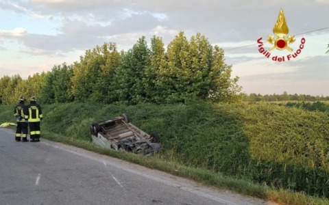Furgone travolge e uccide due giovani di 24 e 26 anni: andavano al lavoro in due in bici