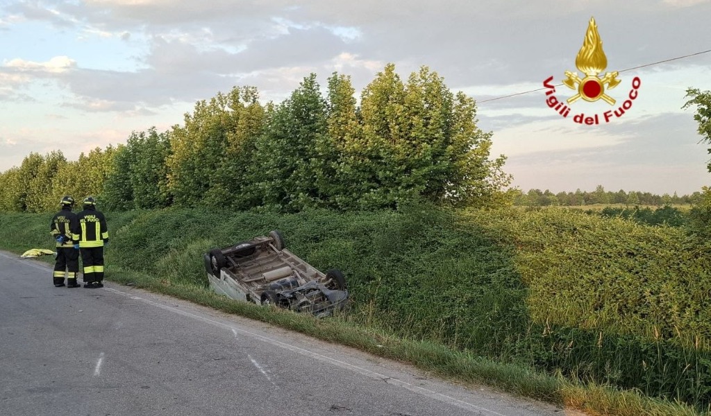 Furgone travolge e uccide due giovani di 24 e 26 anni: andavano al lavoro in due in bici
