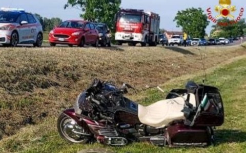 Moto esce di strada sulla provinciale, coppia ferita finisce in ospedale