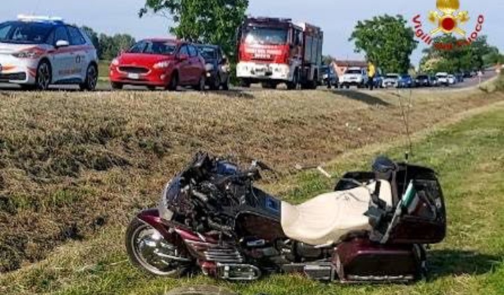 Moto esce di strada sulla provinciale, coppia ferita finisce in ospedale