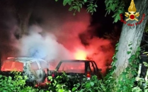 Fiamme nella notte a Roncoferraro: distrutte due auto in un’area abbandonata
