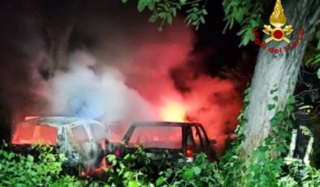 Fiamme nella notte a Roncoferraro: distrutte due auto in un’area abbandonata