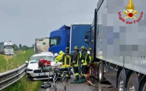 Incidente stradale a Borgo Virgilio: scontro frontale tra auto e camion, ferita una 53enne