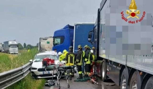 Incidente stradale a Borgo Virgilio: scontro frontale tra auto e camion, ferita una 53enne