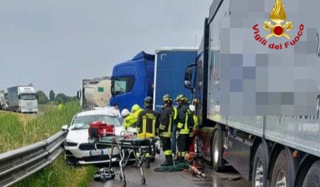 Incidente stradale a Borgo Virgilio: scontro frontale tra auto e camion, ferita una 53enne