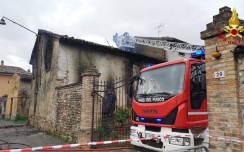 Incendio a Medole: fiamme divampano in un edificio di Via Sabbionare