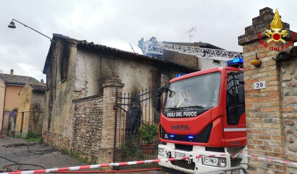 Incendio a Medole: fiamme divampano in un edificio di Via Sabbionare