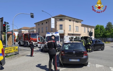 Schianto all’incrocio nel centro di Ostiglia: coinvolte sei persone, tra loro due bambini di 3 anni