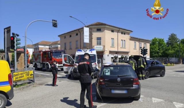 Schianto all’incrocio nel centro di Ostiglia: coinvolte sei persone, tra loro due bambini di 3 anni