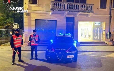 Lunotto posteriore distrutto a bastonate: i Carabinieri individuano il responsabile