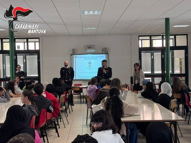 Carabinieri a scuola: lezione di legalità per gli alunni della Margherita Hack