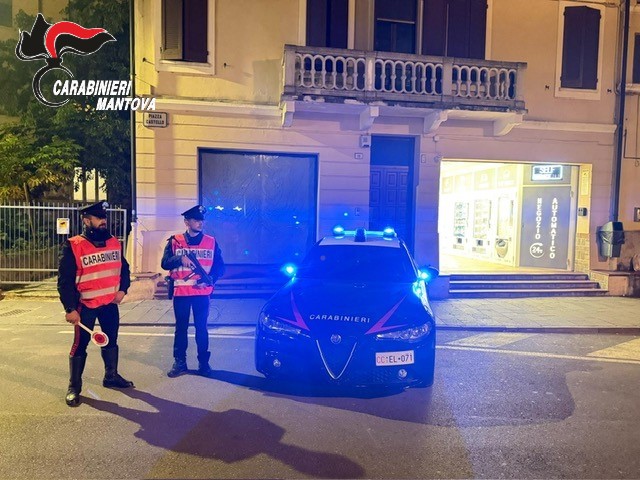 Lunotto posteriore distrutto a bastonate: i Carabinieri individuano il responsabile