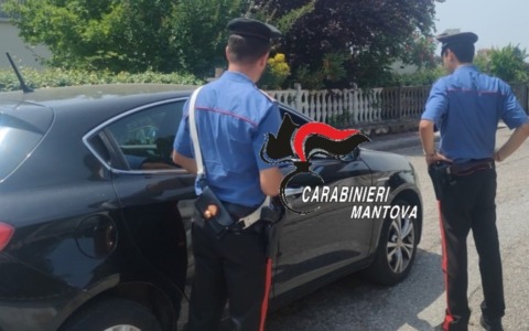 Sesso di giorno e in pieno centro incuranti delle persone che osservano la scena