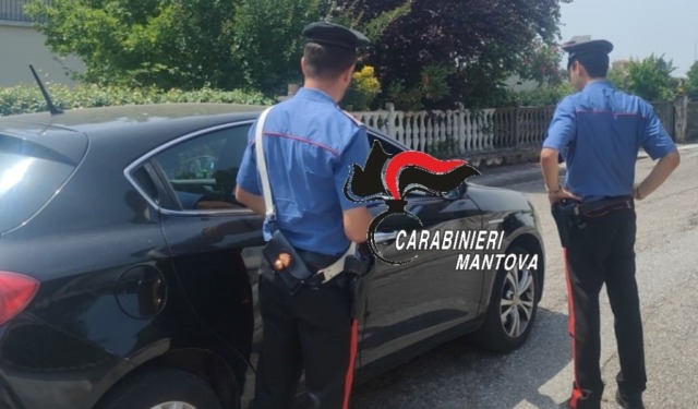 Sesso di giorno e in pieno centro incuranti delle persone che osservano la scena