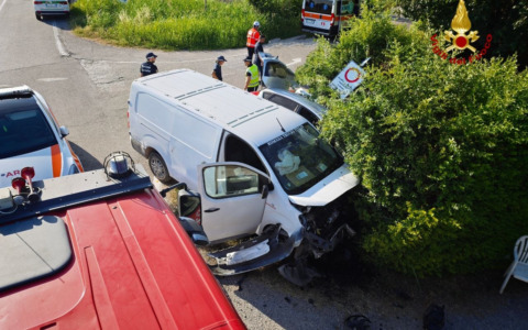 Scontro frontale tra auto e furgone a Roverbella: tre feriti, una donna in ospedale in elisoccorso