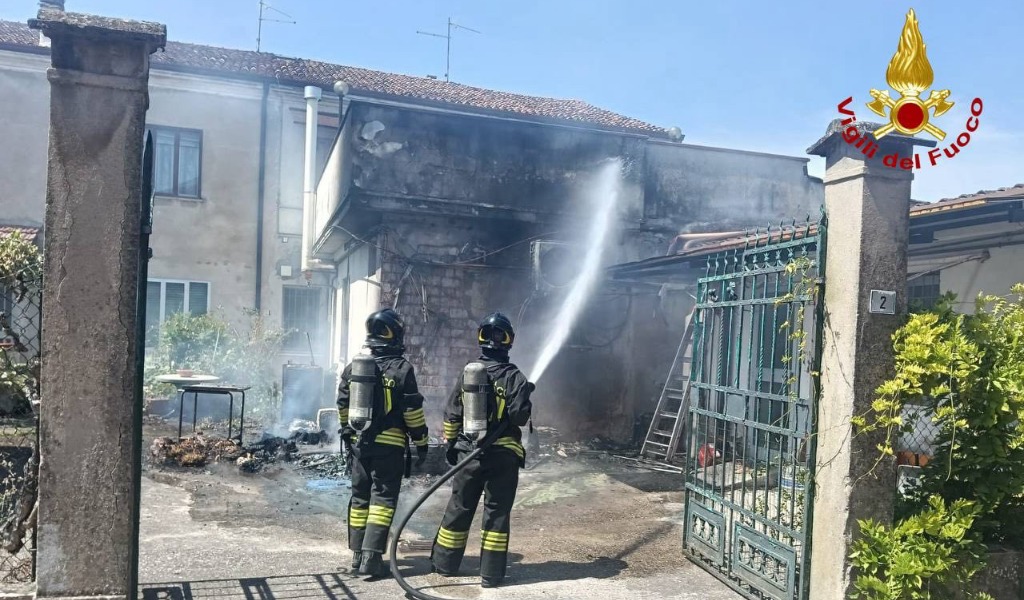 Incendio a Marcaria: fiamme al bar di strada Laghetto, decisivo l’intervento dei Vigili del Fuoco