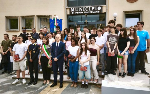 Porto Mantovano, il Prefetto consegna la Costituzione Italiana ai neo diciottenni
