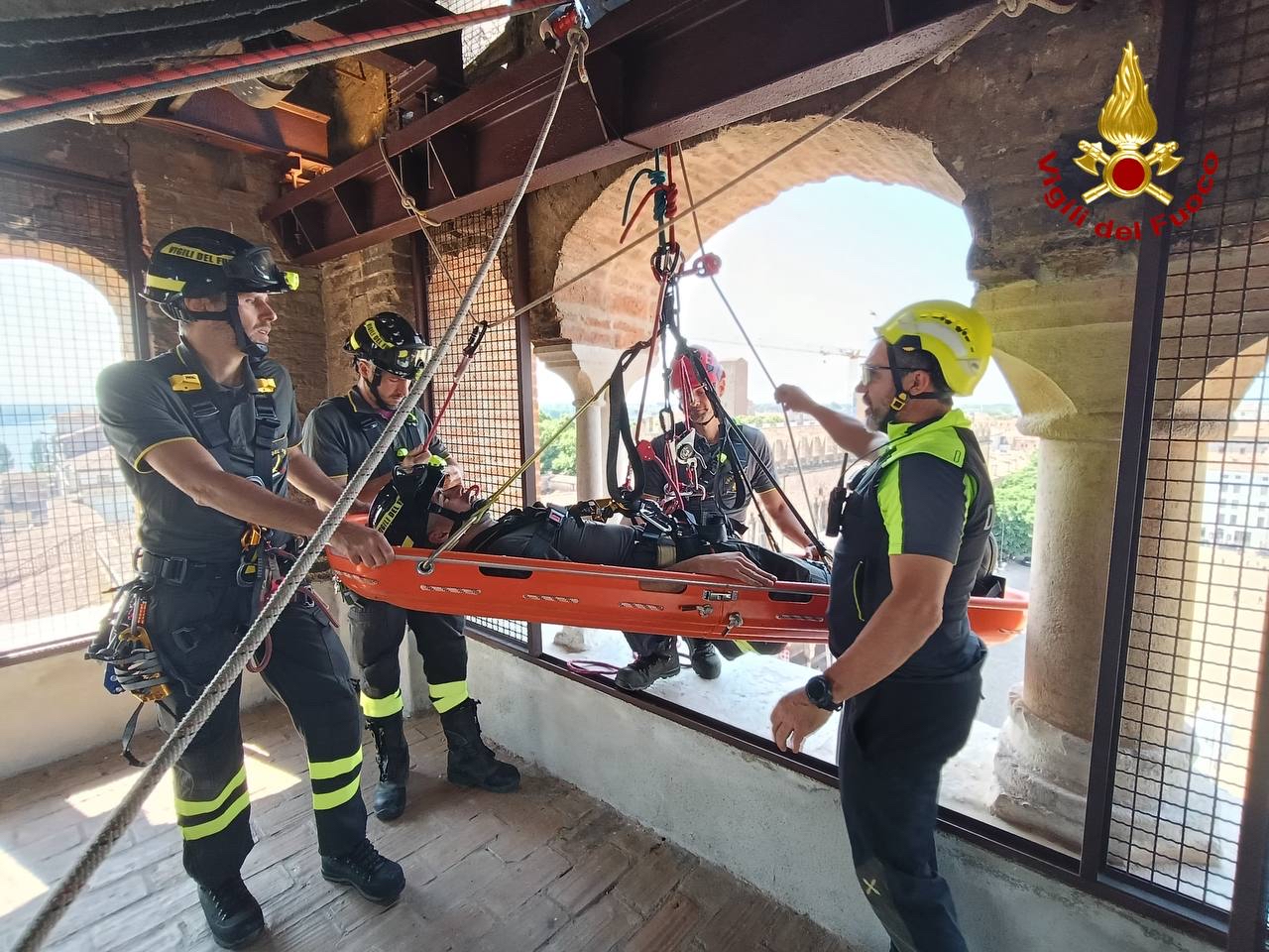 Vigili del Fuoco di Mantova: esercitazione tecnica sul campanile del Duomo