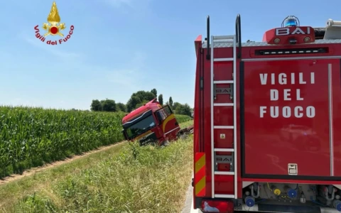 Mezzo pesante esce di strada sulla SP420: intervento dei soccorsi