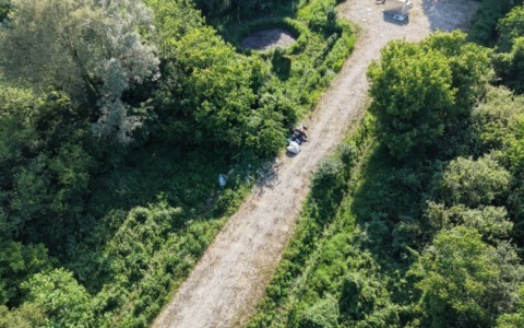 Guerra ai furbetti dei rifiuti a Mantova: droni e fototrappole scovano le micro discariche in periferia