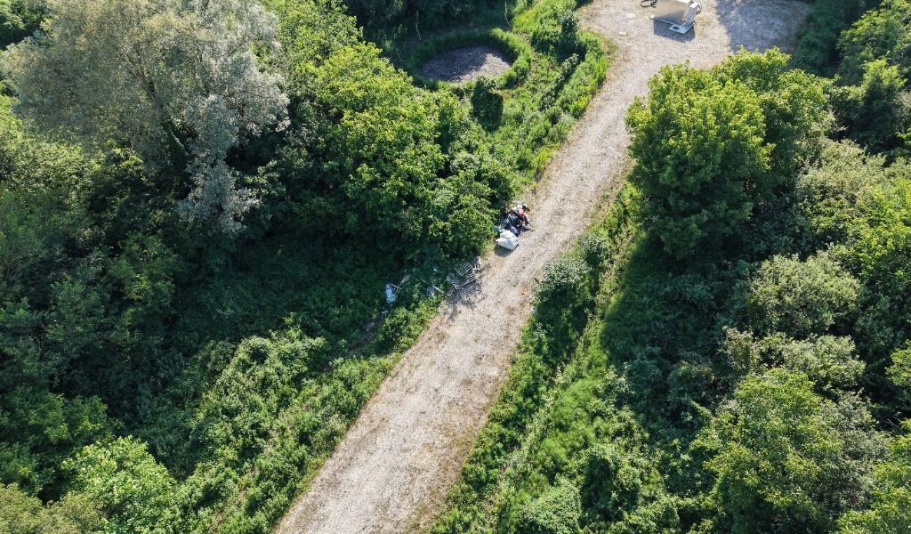 Guerra ai furbetti dei rifiuti a Mantova: droni e fototrappole scovano le micro discariche in periferia