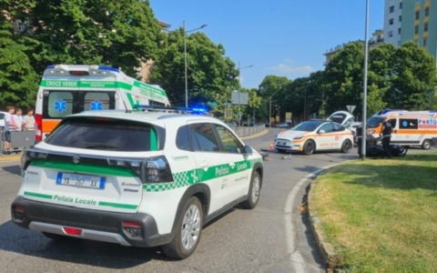 Alla guida di una moto ignora l’alt e si dà a folle fuga, poi lo schianto contro un’auto