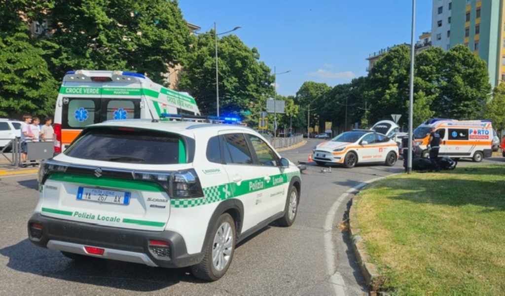 Alla guida di una moto ignora l’alt e si dà a folle fuga, poi lo schianto contro un’auto