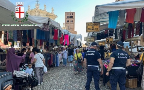 Abusivismo commerciale, sanzioni al mercato e due negozi chiusi a Mantova