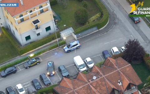 Falsi investimenti e rendimenti mensili: smantellata rete di truffe finanziarie, un indagato anche a Mantova