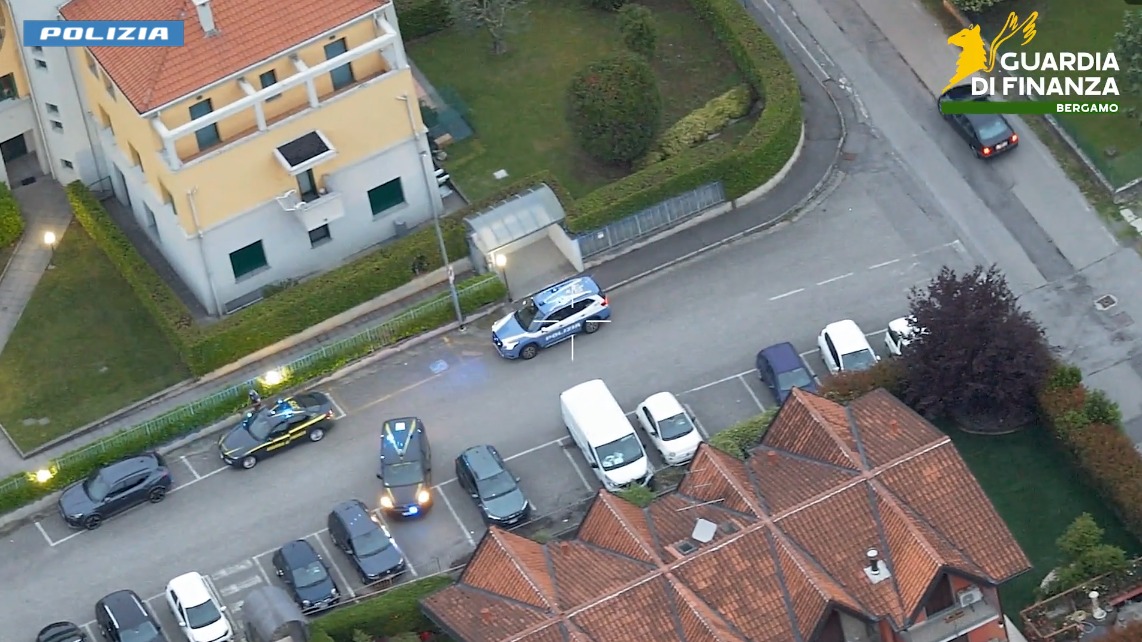 Falsi investimenti e rendimenti mensili: smantellata rete di truffe finanziarie, un indagato anche a Mantova