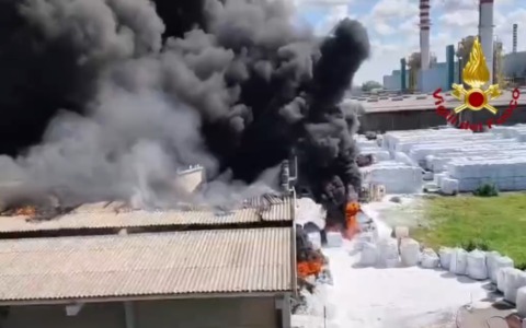 Incendio in stabilimento chimico a Mantova: fiamme in tre magazzini, massiccio intervento dei Vigili del Fuoco