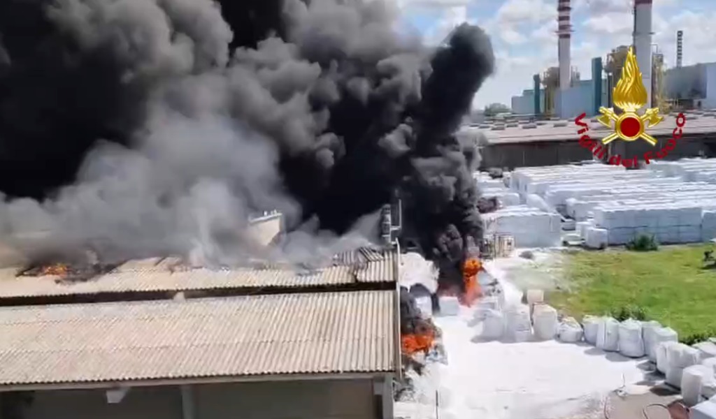 Incendio in stabilimento chimico a Mantova: fiamme in tre magazzini, massiccio intervento dei Vigili del Fuoco