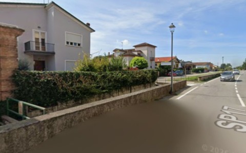 Perde il controllo dello scooter e finisce in un canale, muore 51enne