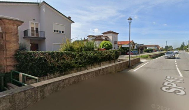 Perde il controllo dello scooter e finisce in un canale, muore 51enne