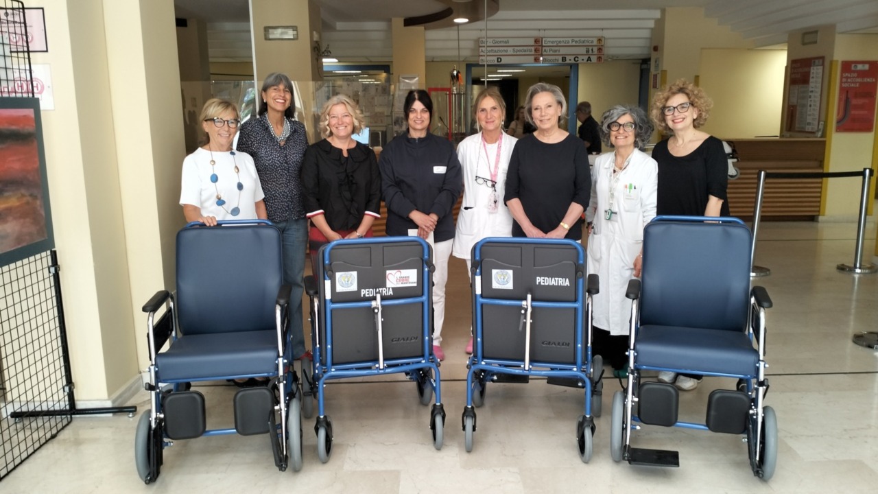 Nuovi ausili per la mobilità dei pazienti al Carlo Poma: il Soroptimist Club Mantova consegna quattro carrozzine