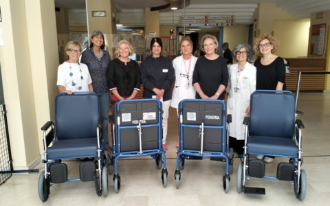 Nuovi ausili per la mobilità dei pazienti al Carlo Poma: il Soroptimist Club Mantova consegna quattro carrozzine