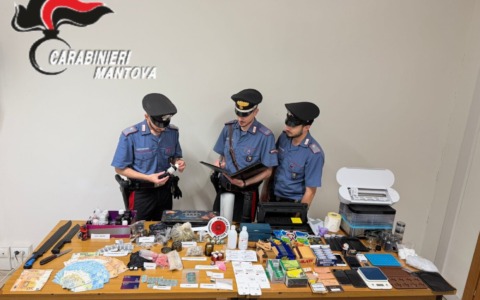 Curtatone, droga venduta su Telegram e spedita con i corrieri: arrestato un 19enne