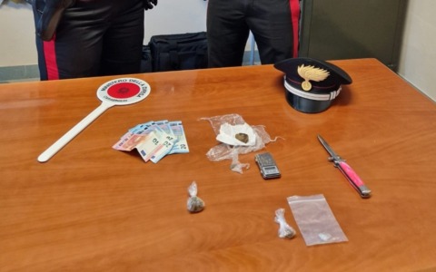 Durante il controllo stradale in auto spuntano hashish e un coltello a serramanico