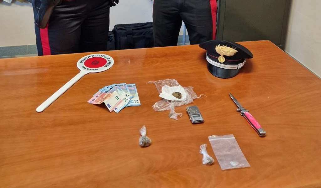 Durante il controllo stradale in auto spuntano hashish e un coltello a serramanico