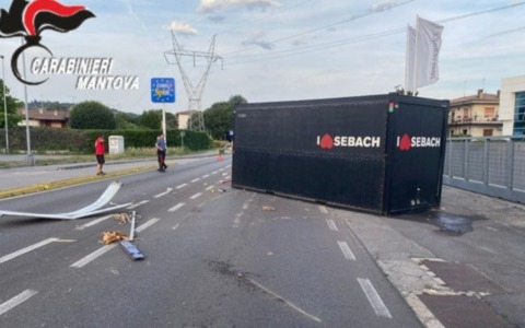 Incidente a Castiglione, camion perde il carico e travolge la recinzione della caserma dei Carabinieri
