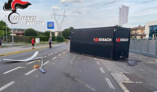 Incidente a Castiglione, camion perde il carico e travolge la recinzione della caserma dei Carabinieri