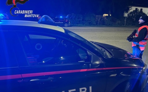Anziana cammina disorientata di notte lungo la strada: soccorsa dai Carabinieri a San Giorgio Bigarello